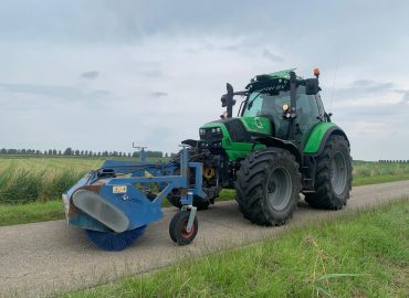 Veegmachine op tractor - Gunter BV - Sint-Annaland